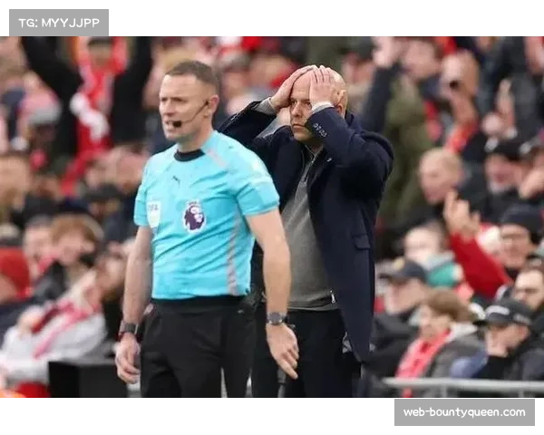 斯洛特在利物浦对曼联比赛中因亲手掷球给球员违反规则遭处罚