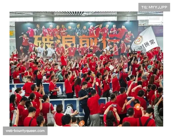 小球迷冲入场内拥抱偶像，赛后获赠球衣